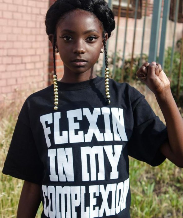 Девочка запустила коллекцию футболок в ответ на расизм