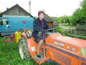 Наталія Стець сидить на тракторі в селі Шманьківчики Чортківського району на Тернопільщині. Вона виступає на концертах у райцент­рі й області. Кілька разів їздила на гастролі за кордон
