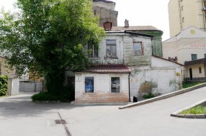 Найстаріший будинок Києва зведений 1760 року. Він пережив велику пожежу на Подолі на початку XIX століття. Тоді вціліли десяток осель із майже двох тисяч