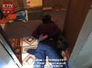 Правоохранители задержали трех граждан Грузии, которые грабили в Киеве квартиру