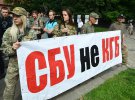 Активисты держат плакаты с радикальными лозунгами, к которым говорят прислушиваться власть