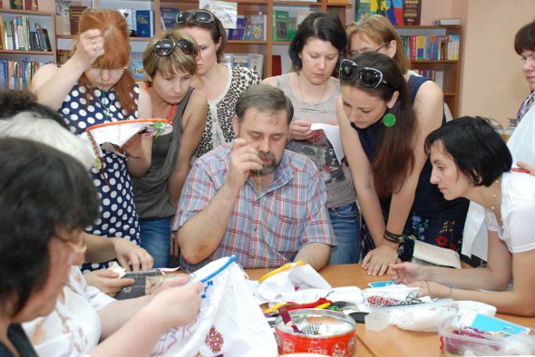 Андрей Ермаков владеет большинством известных на сегодняшний день традиционных техник вышивания