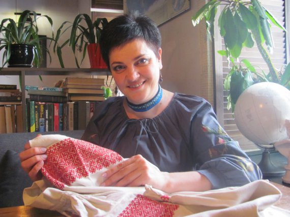 Інна Єрмакова із Луганська разом із чоловіком 47-річним Андрієм досліджують та відновлюють українські прадавні техніки вишивання