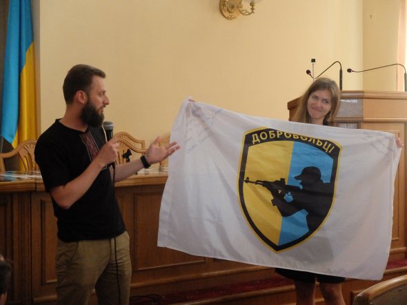 Герої подарували координатору проекту Каріні Дорошенко прапор з пам'ятним підписом: "Донбас буде українським або безлюдним"