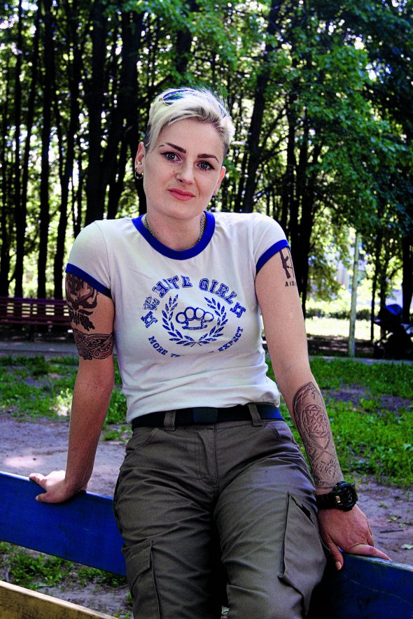 Дана ВИНОГРАДОВА, 31 рік, штурмовик добровольчого корпусу ”Правий сектор”. Народилася 26 грудня 1985-го в Києві. Батько – інженер, мати – вчитель інформатики. ”Батьки нас із братом виховували в антикомуністичній атмосфері. Батько не розумів, чому всі мають однакову зарплату, виконуючи різну роботу. Був трудящим лохом. Не мав кар’єрного зростання, бо не ходив на політичні збори”. Вивчилася на дизайнера- художника. Учасниця патріотичного просвітницького руху ”Солідарність”. Одна із засновників ”Правого сектора” на Майдані. Поїхала на війну наприкінці травня 2014-го. Малює і пише вірші. Читає підручники з психології і політології. Хобі – кікбоксинг. У проекті ”Відважний воїн” (змагання ветеранів АТО. – Країна) – єдина жінка у групі стронґменів. Заміжня, дітей не має