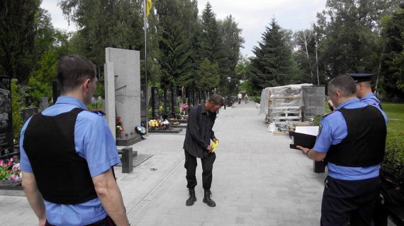 Полиция задержала вора, который воровал флаги с могил АТОшников