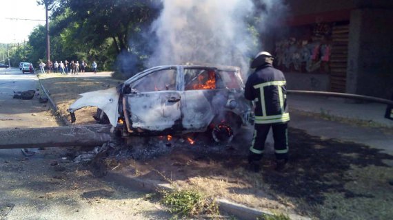 Легковой автомобиль Toyota врезался в столб и загорелся, водитель сгорел в авто