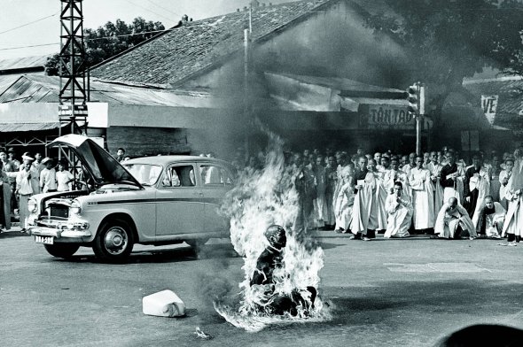 11 червня 1963 року буддистський монах Тхить Кванг Дик  палає на перехресті у Сайгоні, тогочасній столиці В’єтнаму. Позаду стоїть блакитний седан Austin, яким він приїхав сюди. Автор фото Малколм Бравн отримав Пулітцерівську премію. Того дня близько 350 буддистів зібралися в центрі міста. Виступали проти переслідування своїх однодумців президентом країни, католиком Нго Дінь З’ємом. Тхить сів в позі лотоса на подушку, його облили бензином. Монах прочитав молитву і підпалив себе сірником. – Перш, ніж заплющити очі й побачити Будду, я шанобливо прошу в президента співчуття до народу нашої країни та здійснення релігійної рівності – в ім’я збереження сили батьківщини навіки, – останні слова Тхить Кванг Дика. Через півроку у В’єтнамі стався переворот, під час якого Нго Дінь З’єм загинув