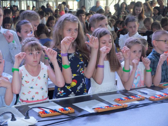 По сигналу програма видала перше завдання і півтисячі дітей ніби за командою — підняли руки догори і почали в повітрі пересувати уявні кісточки рахівниці