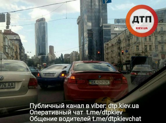 На бульварі Лесі Українкиу Києві в ДТП потрапив автомобіль Rolls-Royce священика Києво-Печерської лаври