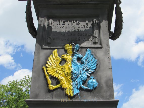 Раскрасили российский герб на памятнике Петру И