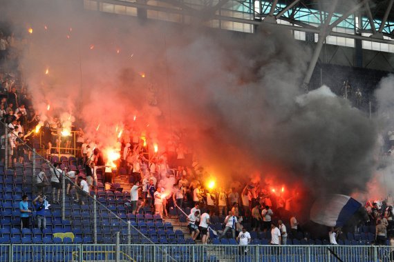 Через фанів матч "Дніпра" і "Волині" зупиняли кілька разів