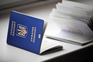 "Зробити закордонний паспорт в Маріуполі коштує 3800 грн.", - житель Шахтарська. Фото: zn.ua
