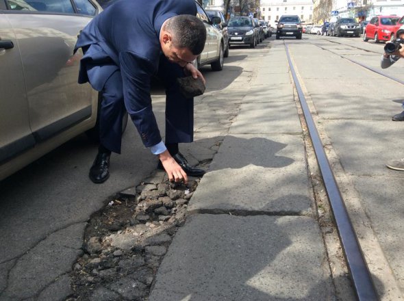 Виталий Кличко проинспектировал, как происходит ремонт дорог на вул. Магнитогорской