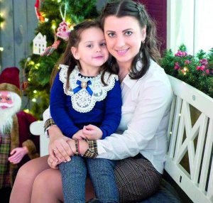Юлія Коваленко обіймає доньку Анастасію. У квітні в дівчинки виявили пухлину мозку. За півтора місяця вона померла