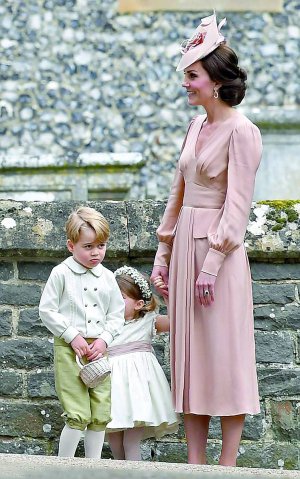 Кейт Міддлтон із дітьми Джорджем і Шарлоттою стоять на весіллі сестри герцогині Піпи