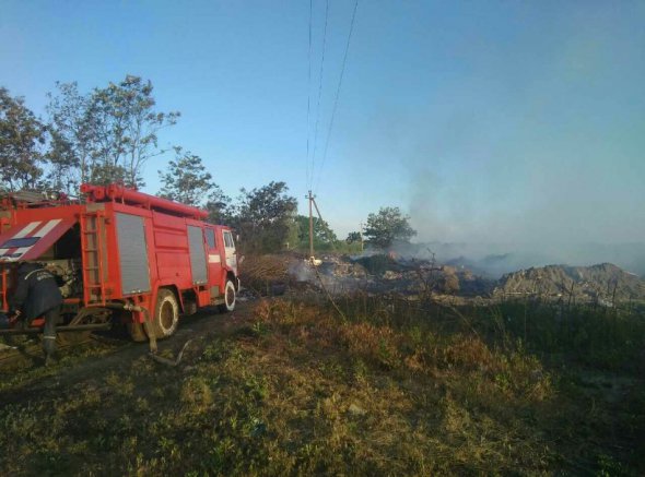 Недалеко від с. Рожни Броварського району горить несанкціоноване звалище.