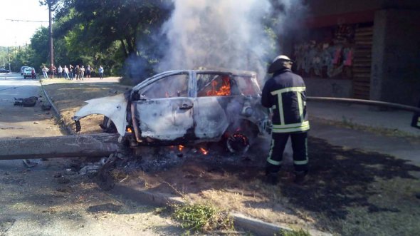 Автомобіль Toyota, якимй керував суддя, врізався в стовп та загорівся