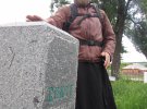 Отец Дмитрий Луценко у могил церковников во дворе церкви в селе Марковка Кобеляцкого района Полтавской области