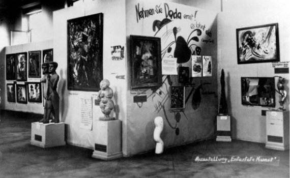 Зал дадаизма на выставке "Дегенеративного искусства". ФОТО: modernartconsulting.ru