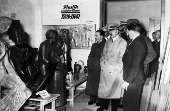 Адольф Гітлер і Йозеф Геббельс на виставці "Дегенеративного мистецтва". Фото: Національний архів США