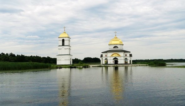 Лысая гора и островная церковь у Ржищев