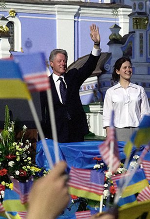 5 июня 2000 на Михайловской площади перед киевлянами выступил Билл Клинтон. В своей речи он призвал бороться за утверждение демократии