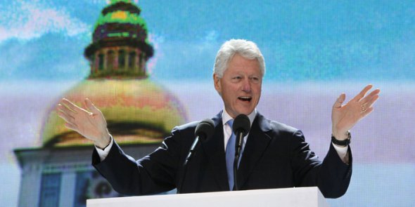 3 октября 2010 выступление 42-го президента США снова организовали на Михайловской площади. На этот раз Клинтон говорил о "чуме XX века"