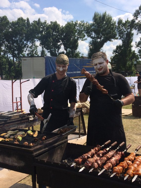 На оперний фестиваль замаринували більше 800  кілограмів м'яса 