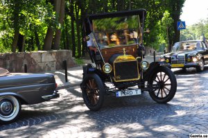 Ford T 1912 року випуску. Це перша в історії модель, яку почали робити на конвеєрі