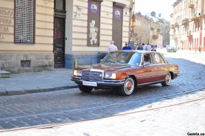 Mercedes-Benz w116 получил второе место в гонке среди машин класса С