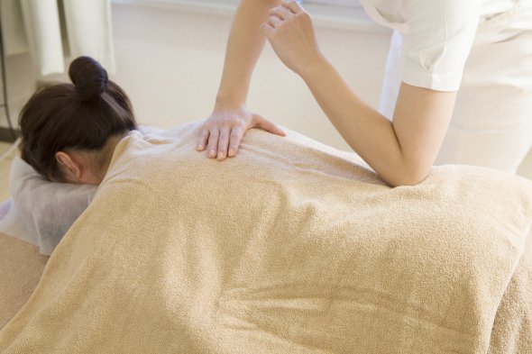 Закінчують сеанс акупунктури лікувальним масажем, який робить професійні масажист