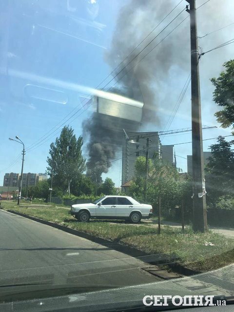 У Києві на вул. Профспілковій, 21 горить будинок