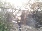 В столице загорелся дом и прилегающая к нему СТО. Огнем охвачено 400 кв м