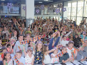 Півтисячі дітей взяли участь в олімпіаді з ментальної арифметики в столичному торговельному центрі ”Україна”. Додають, множать, віднімають і ділять цифри за допомогою рахівниці-абакуса
