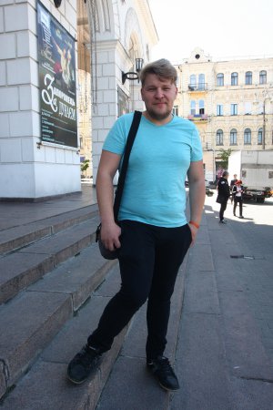 Антон Копитін залишив у Донецьку приватний будинок неподалік центру. Там безкоштовно поселив родину з дітьми