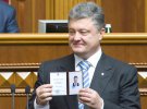 После принятия присяги Порошенко вручили удостоверение президента и символы власти – печать и булаву