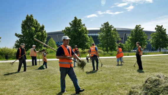 ДНР після публікації фото з бур'яни та болотом навколо "Донбас Арени" вирішили облагородити територію.