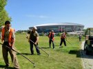 ДНР после публикации фото с сорняки и болотом вокруг "Донбасс Арены" решили облагородить территорию.