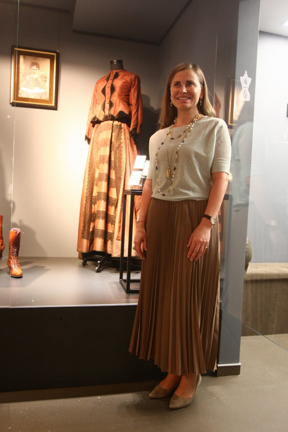 Вікторія Лисенко біля костюму чернігівської міщанки 19-го століття