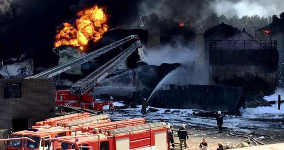 На нефтебазе под Киевом 9 дней горели 8 резервуаров с горючим. В огне погибли шесть человек, еще около двух десятков были травмированы