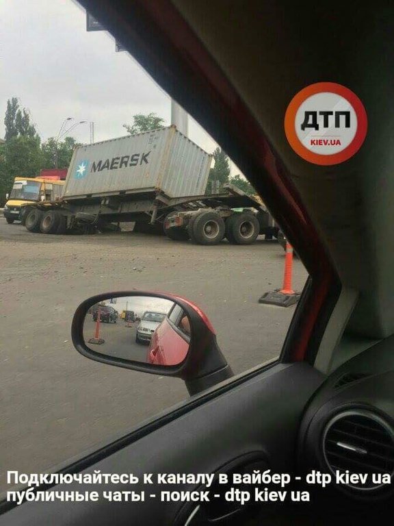 ДТП на Окружній. Перекинувся причіп.