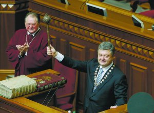 Петро Порошенко (праворуч) тримає символічну булаву під час інавгурації 7 червня 2014 року у Верховній Раді