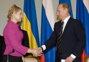 19 січня 2009 року тодішні прем’єр-міністр Росії Володимир Путін та український прем’єр Юлія Тимошенко тиснуть одне одному руки після підписання газових контрактів у Москві