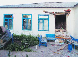 Зруйнована школа у Павлополі Волноваського району на Донеччині не працює з жовтня 2015 року. У дворі сапери знешкодили ­не­розірваний артилерійський снаряд