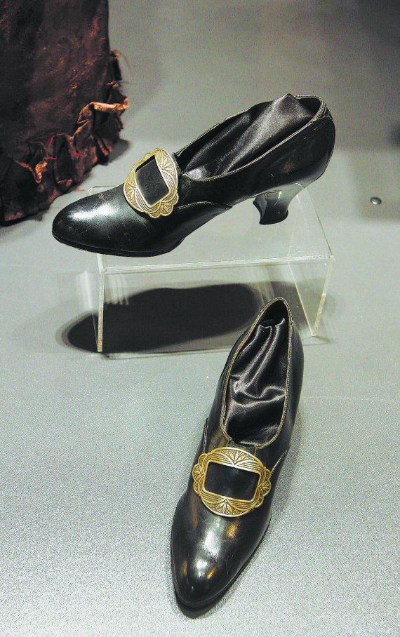 Туфлі із залізною пряжкою другої половини ХІХ століття зроблені зі шкіри. Тоді з'явилося взуття для лівої і правої ноги. До того пара була однаковою.