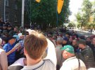 Близько сотні вкладників банку “Михайлівський” перекрили Інститутську та вимагають зустрічі із президентом