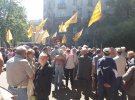 Около сотни вкладчиков банка "Михайловский" перекрыли Институтскую и требуют встречи с президентом