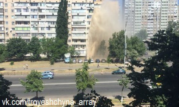 Прорыв трубопровода на ул. Драйзера, 10