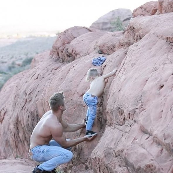 Соблазнительный папочка-акробат с Cirque du Soleil тренирует 4-летнего сына
